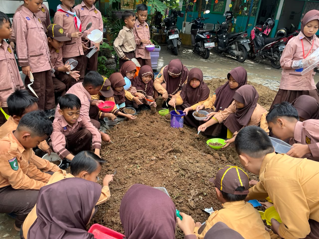 Kegiatan Adiwiyata SDN 006